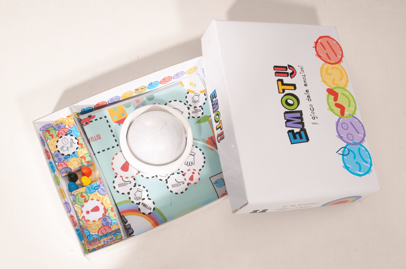 vista dall'alto della scatola aperta del gioco da tavola